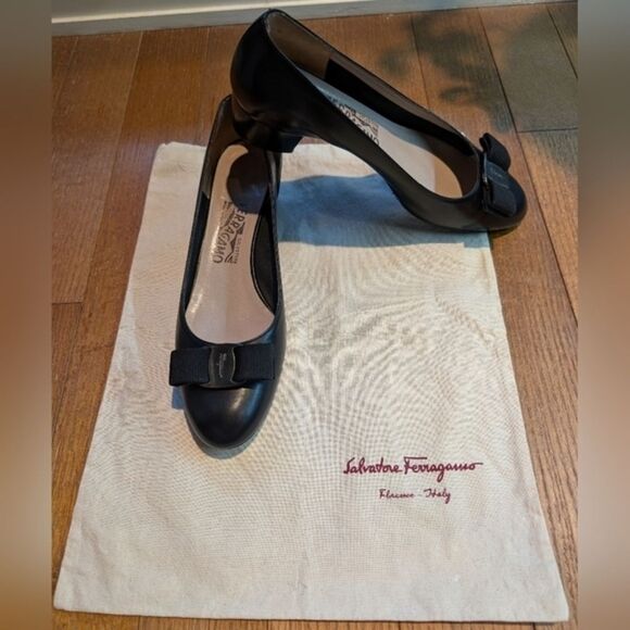 Ferragamo Vara Pumps 8B Silver Hardware - Picture 1 of 11